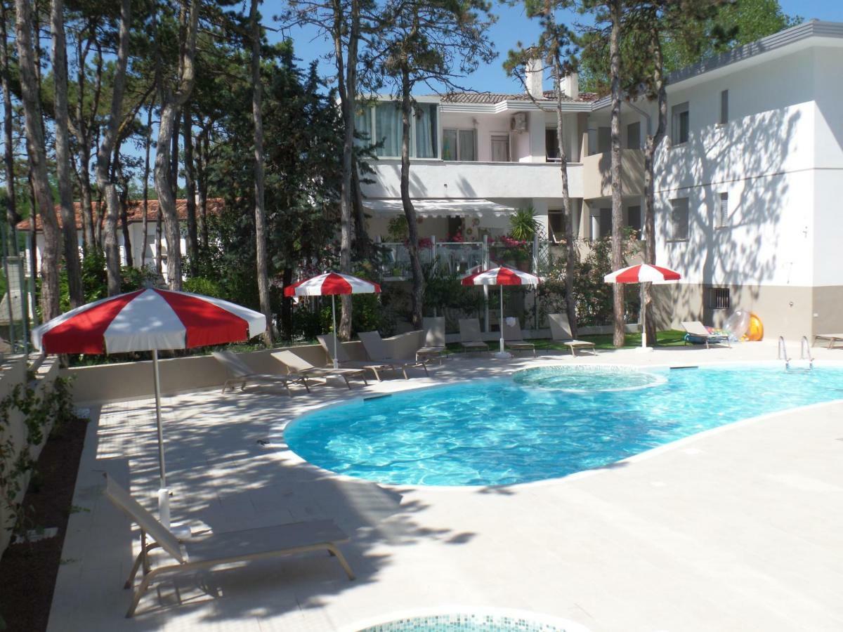 Residence Melograno Bibione Bagian luar foto
