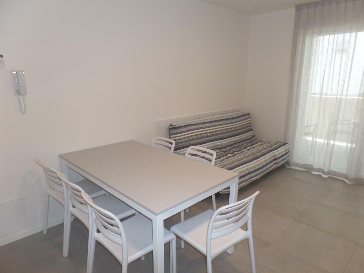 Residence Melograno Bibione Bagian luar foto